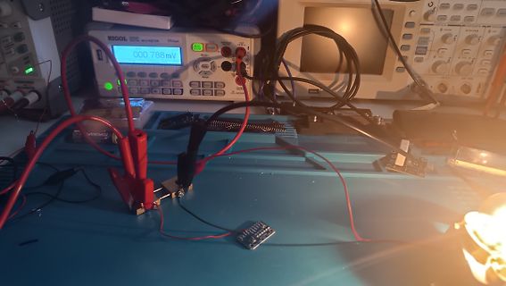 Messaufbau mit Digitalmultimeter und Oszilloskop