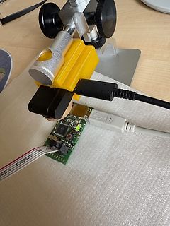 Leiterplatte mit USB-Kabel und Mikroskop-Halterung