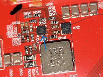 Nahaufnahme einer roten Leiterplatte mit SMD-Bauteilen
