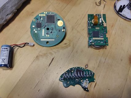 Zerlegte Elektronikkomponenten auf Holzuntergrund