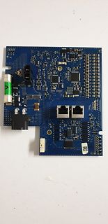 Blau geätzte Leiterplatte mit Ethernet-Ports und Bauteilen