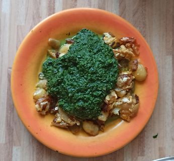 Essen auf einem orangefarbenen Teller