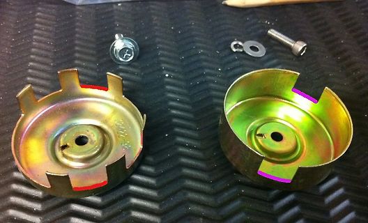 Metallteile und Schrauben auf Werkstattunterlage