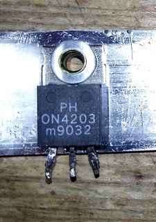 Elektronikbauteil auf Kühlkörper