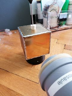 Aufbau mit metallischem Block auf Holzboden