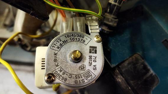 Nahaufnahme eines elektrischen Bauteils mit Typenbezeichnung