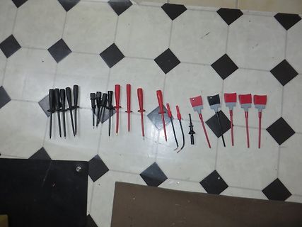 Verschiedene Messspitzen und Tastköpfe auf Fliesenboden