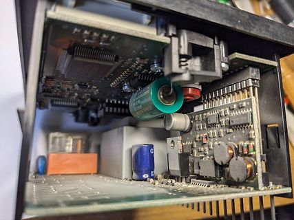 Innenansicht eines elektronischen Geräts mit Leiterplatten und Kondensatoren