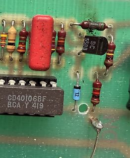 Nahaufnahme einer Leiterplatte mit elektronischen Bauteilen