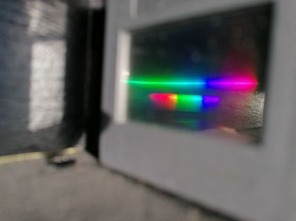 Abfotografierter Bildschirm mit farbigen Lichtstreifen