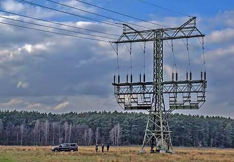 Hochspannungsmast in einer Landschaft