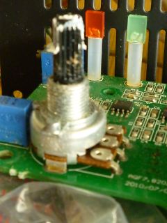 Nahaufnahme einer Leiterplatte mit Potentiometer und LEDs