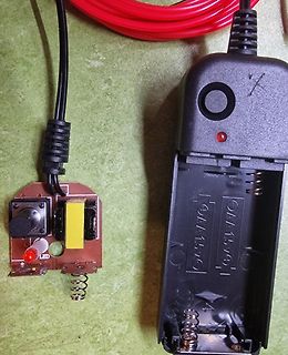 Zerlegtes elektronisches Gerät mit Leiterplatte und Batteriefach