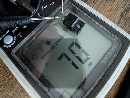 Messung eines Bauteils mit Multimeter