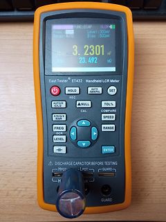 Handheld LCR-Meter mit Messung eines Kondensators