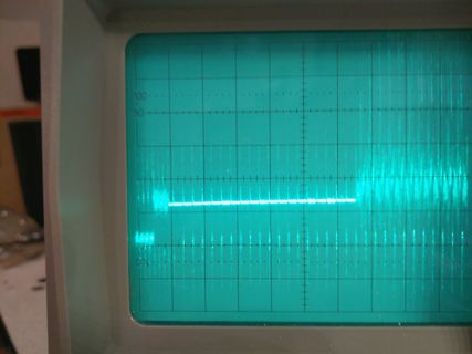 Abfotografierter Oszilloskop-Bildschirm mit Signalverlauf