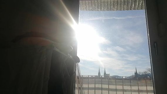 Blick aus einem Fenster auf eine Landschaft mit Kirchtürmen