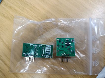 Zwei kleine grüne Leiterplatten in einem Plastikbeutel