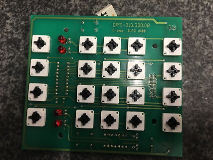 Grüne Leiterplatte mit mechanischen Schaltern und LEDs