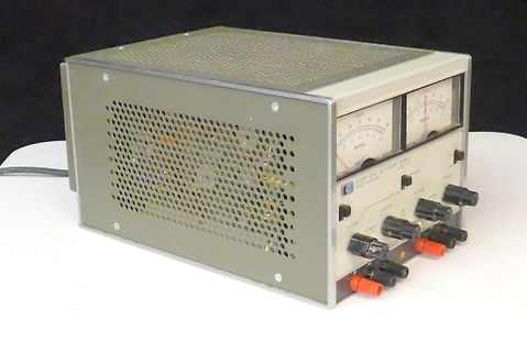 Labornetzteil mit zwei Analoganzeigen