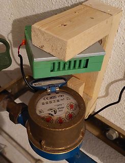 Gaszähler mit aufgesetztem Gerät auf Holzkonstruktion