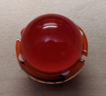 Rote Kugel auf Untergrund