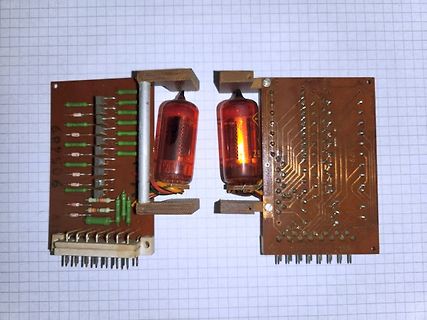 Zwei Leiterplatten mit zwei Vakuum-Nixie-Röhren