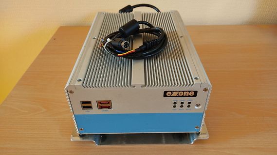 Industrie-Embedded-PC mit Kühlkörper und Kabeln