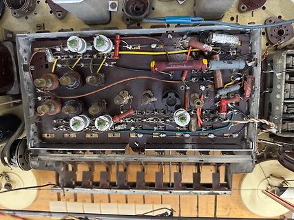 Innenansicht eines alten Röhren- oder Elektronenbauteils