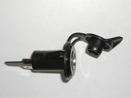 Schwarzer Stecker mit Metallkontakt