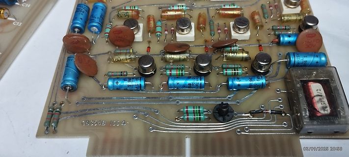 Nahaufnahme einer bestückten Leiterplatte mit elektronischen Bauteilen