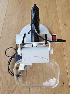 Lupenleuchte auf Holztisch