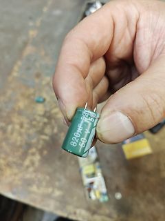 Hand hält Elektrolytkondensator