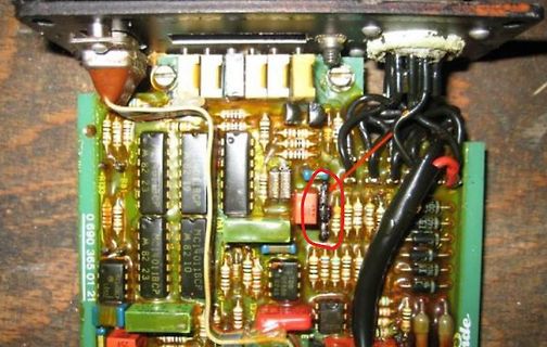 Bestückte Leiterplatte mit integrierten Schaltkreisen