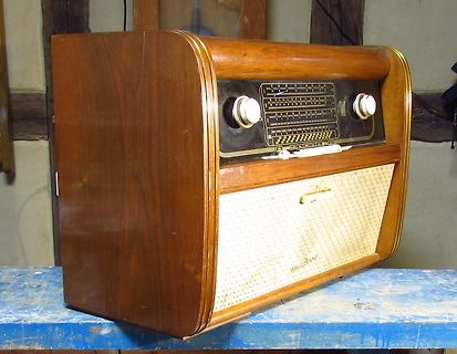 Altes Röhrenradio aus Holz