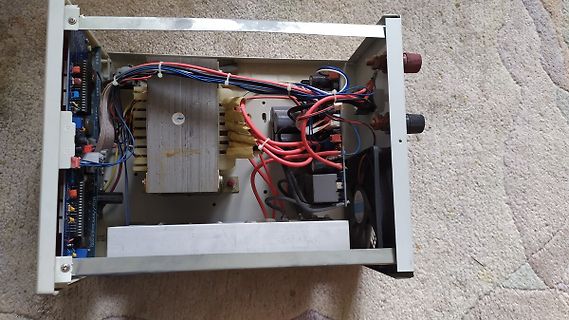 Innenansicht eines Netzteils mit Transformator und Verkabelung