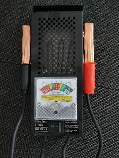 Batterietester mit Analoganzeige und Klemmen