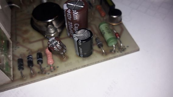 Elektronische Bauteile auf einer Leiterplatte