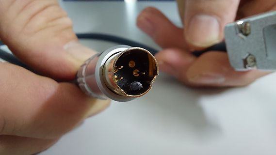 Defekter Stecker eines Kabels