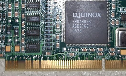 Nahaufnahme einer Leiterplatte mit Equinox Chip