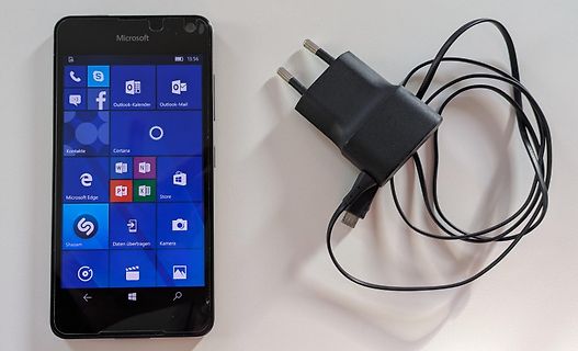 Microsoft Smartphone und Netzteil
