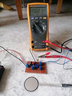 Multimeter Messung an einer kleinen Leiterplatte