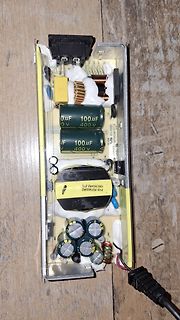 Innenansicht eines Schaltnetzteils mit Kondensatoren