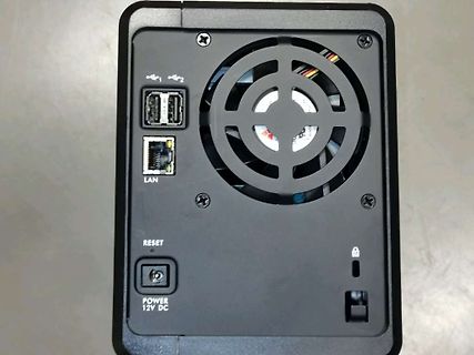Rückseite eines elektronischen Geräts mit Lüfter und Anschlüssen