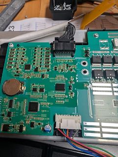 Foto einer grünen Leiterplatte mit elektronischen Bauteilen