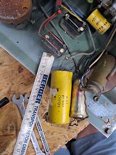 Elektronikbauteile und Werkzeug auf Werkstattuntergrund