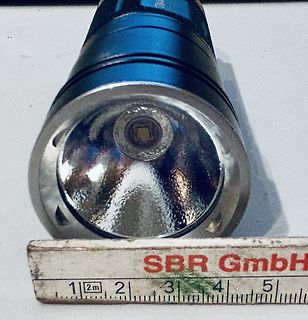Nahaufnahme einer Taschenlampe mit Lineal