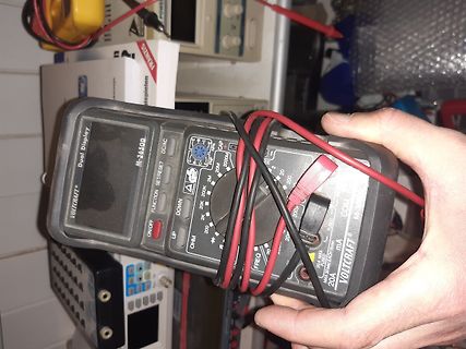 Voltcraft Multimeter in der Hand