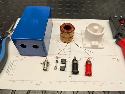 Elektronische Bauteile und Diagramm auf Papier