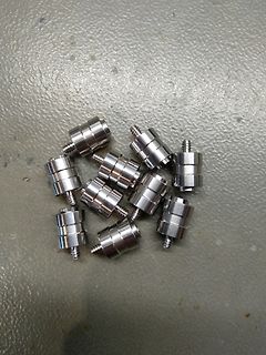 Mehrere kleine Metallzylinder mit Gewinde